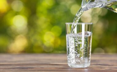 Eksperti tregon pse duhet të pini ujë të ngrohtë çdo mëngjes