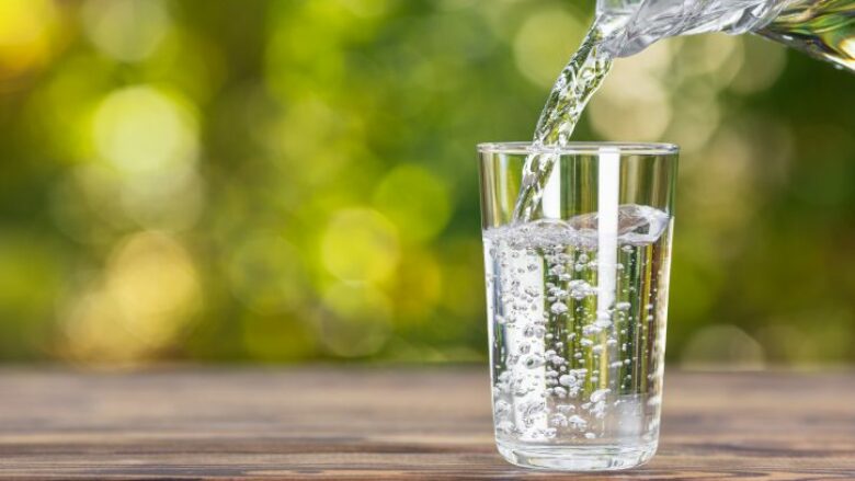 Eksperti tregon pse duhet të pini ujë të ngrohtë çdo mëngjes