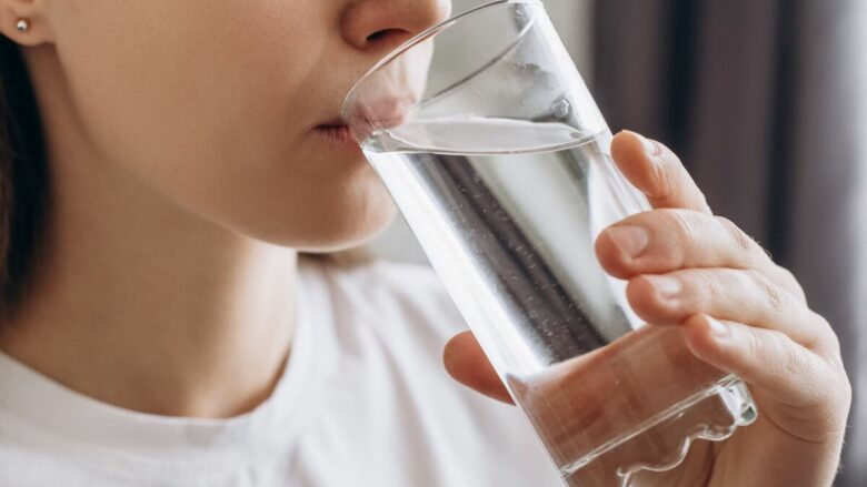 Sa gota ujë duhet në ditë duhet të konsumoni për të humbur peshë?