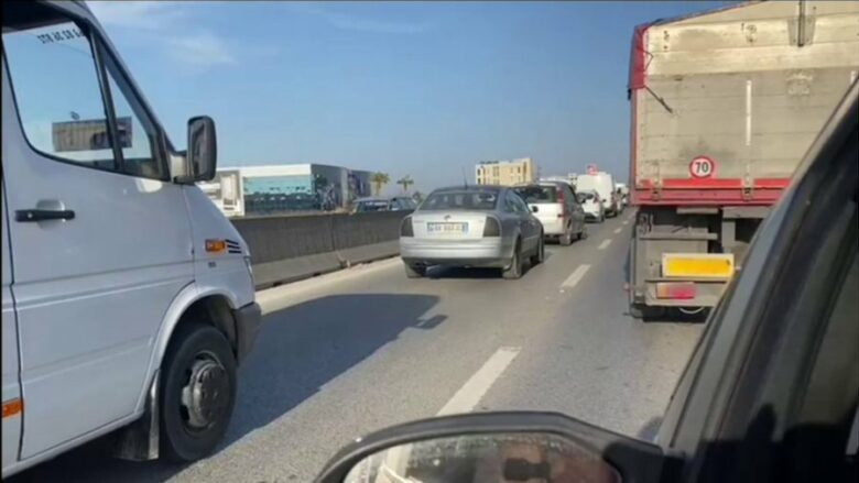 Aksident me pasojë vdekjen në autostradën Tiranë-Durrës