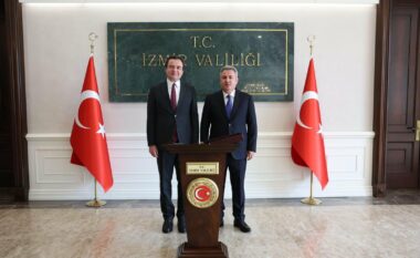 Kurti udhëton në Turqi, takon guvernatorin e Izmirit