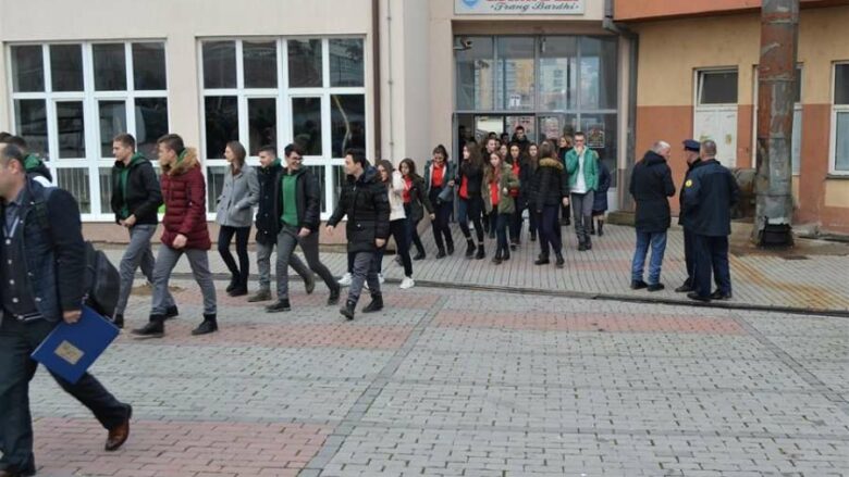 Hapet konkursi për regjistrimin e nxënësve në klasën e 10-të në Mitrovicë