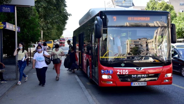 Vazhdojnë problemet me transportin urban në Shkup, qytetarët presin me orë të tëra