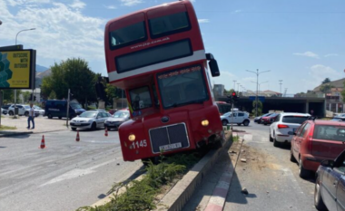 Aksidentohet autobusi i transportit publik në Shkup, lëndohen tre persona