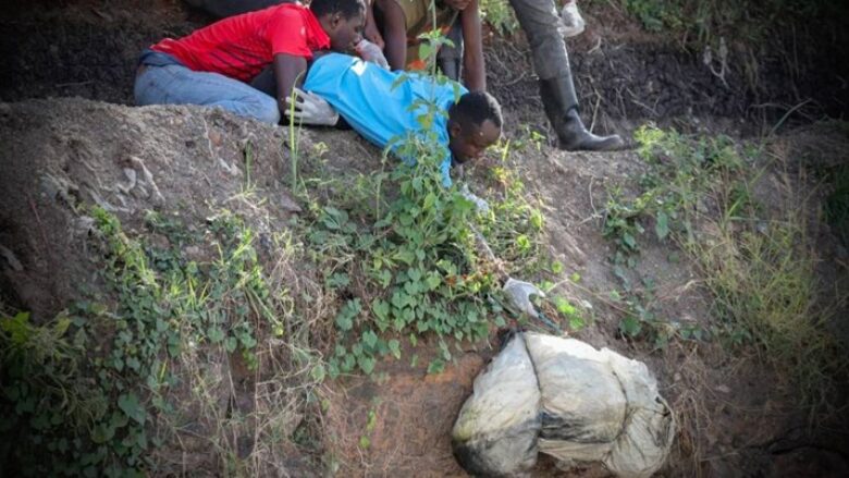 “Kam vrarë 42 gra” – arrestohet ‘vrasësi serik’ pas gjetjes së trupave në një deponi mbeturinash në Kenia