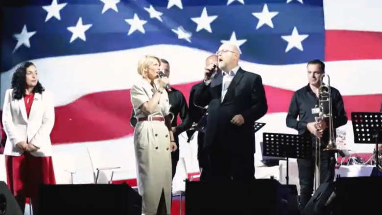Festa e 4 Korrikut, Alma Bektashi dhe ambasadori Hovenier këndojnë bashkë himnin e SHBA-së