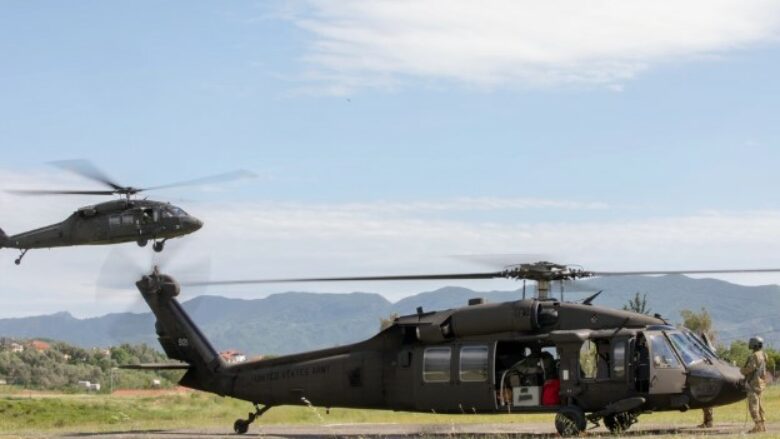 Helikopterët Black Hawk fluturojnë për herë të parë me pilotë shqiptarë