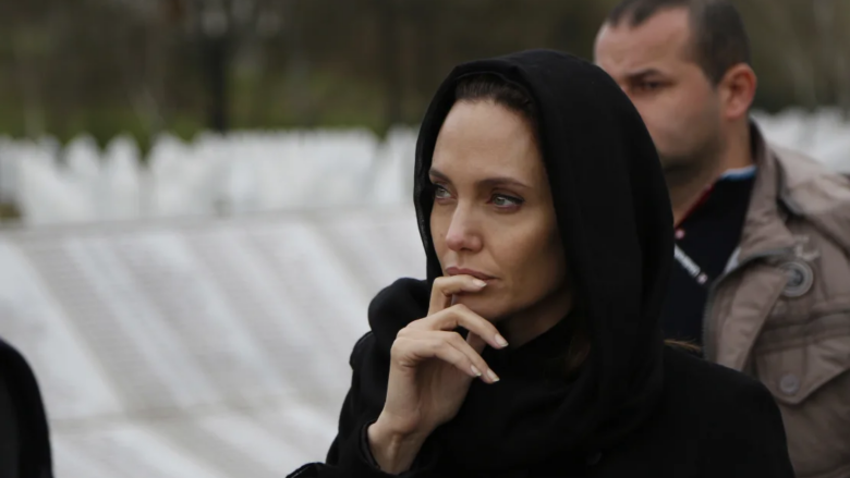 Në përvjetorin e Masakrës së Srebrenicës, kujtohet letra e famshme e Angelina Joliet që kishte shkruar gjatë vizitës në Bosnjë
