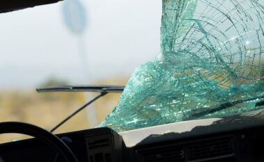 Një i vdekur e katër të lënduar në një aksident në autostradën Arbën Xhaferi