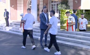 Bëhet virale video e takimit të Carvajal me Kryeministrin e Spanjës