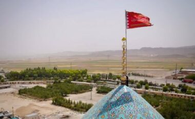 Irani ngrit flamujt e kuq mbi xhamitë – çfarë sinjale po dërgojnë iranianët
