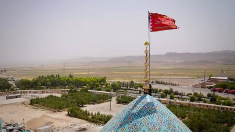 Irani ngrit flamujt e kuq mbi xhamitë – çfarë sinjale po dërgojnë iranianët