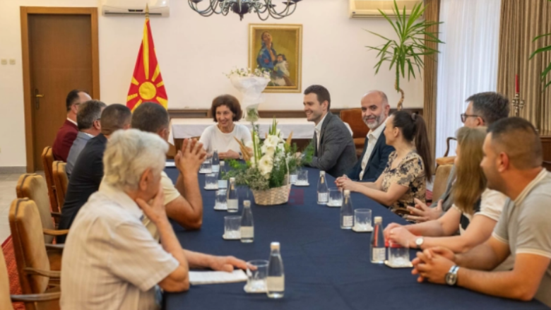 Presidentja Siljanovska Davkova priti përfaqësuesit e shoqatave maqedonase në Shqipëri