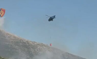 Zjarr në Dhërmi, zjarrfikësit po përdorin helikopterin për të fikur flakët