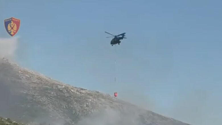 Zjarrfikësit po përdorin helikopterin për të fikur flakët në Dhërmi