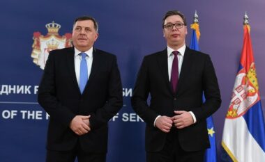 Bassuener: Dodik dhe Vuçiq garojnë kush është serb më i madh