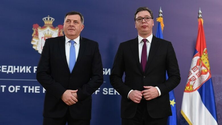 Bassuener: Dodik dhe Vuçiq garojnë kush është serb më i madh