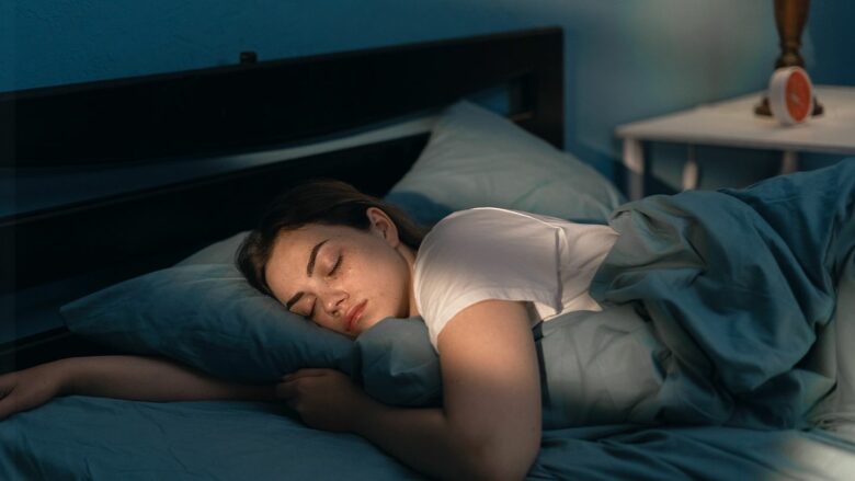 A mund të zhvilloni rrudha në fytyrë nëse flini në një anë? Dermatologët flasin për këtë çështje