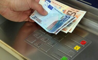 Qindra euro larg pagës për “jetë të dinjitetshme” në Kosovë