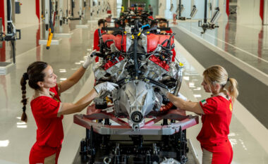 Brenda fabrikës së re të Ferrarit - ndërtesës së madhe që është 