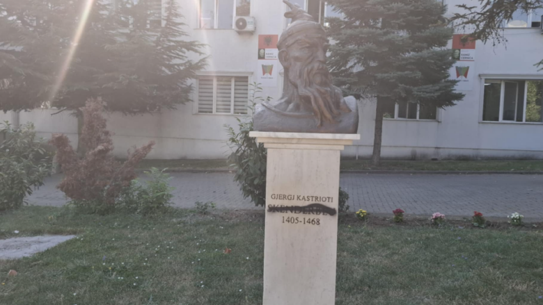 Dëmtohet busti i Gjergj Kastriotit- Skënderbeu në Gjilan, policia nis hetimet