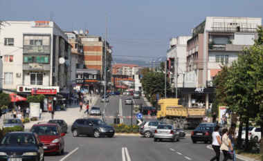 Temperaturat e larta, qytetarët e Gjilanit kërkojnë nga komuna t’i “freskojnë rrugët”