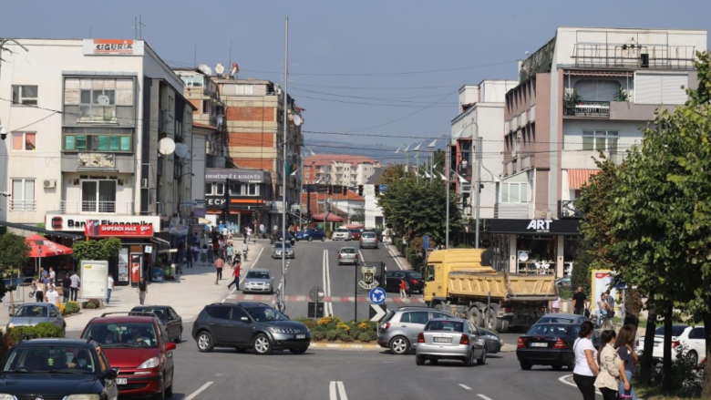 Temperaturat e larta, qytetarët e Gjilanit kërkojnë nga komuna t’i “freskojnë rrugët”