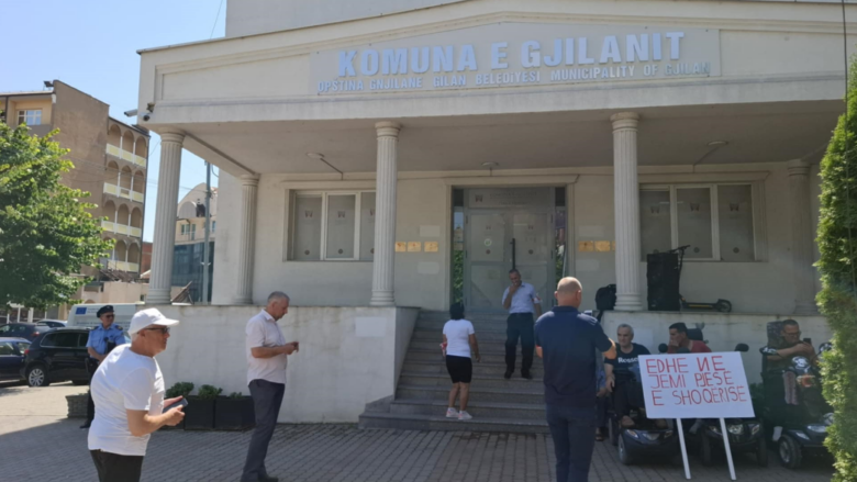 Protesta e “Handikos” në Gjilan, kërkojnë nga kryetari Hyseni përkrahje për personat me aftësi të kufizuara