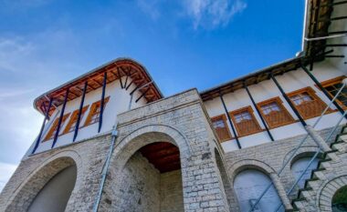 Shtëpia muze e Kadaresë në Gjirokastër "pushtohet" nga turistët
