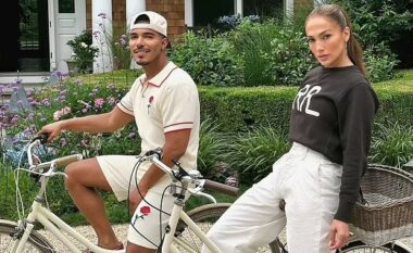 Jennifer Lopez shfaqet në formë të mirë dhe plot stil, teksa shijon një xhiro me biçikletë me shokun Stevie Mackey në Hamptons