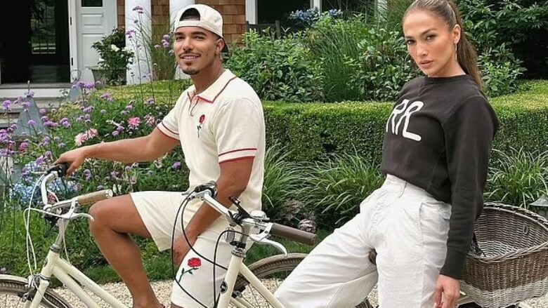 Jennifer Lopez shfaqet në formë të mirë dhe plot stil, teksa shijon një xhiro me biçikletë me shokun Stevie Mackey në Hamptons