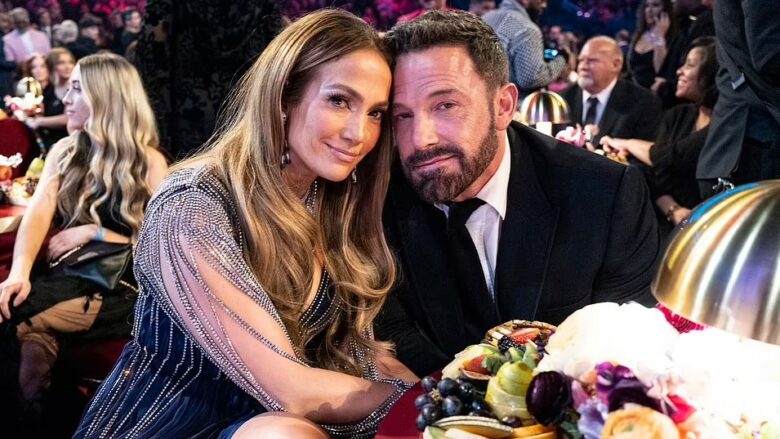 Nuk janë parë së bashku që më shumë se një muaj, Jennifer Lopez vazhdon të mbajë unzën e martesës me Ben Affleck