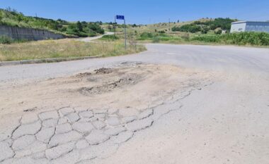 “Rrezikon të shkaktojë aksidente”, qytetari nga Kamenica ankohet për një gropë në mes të një kryqëzimi