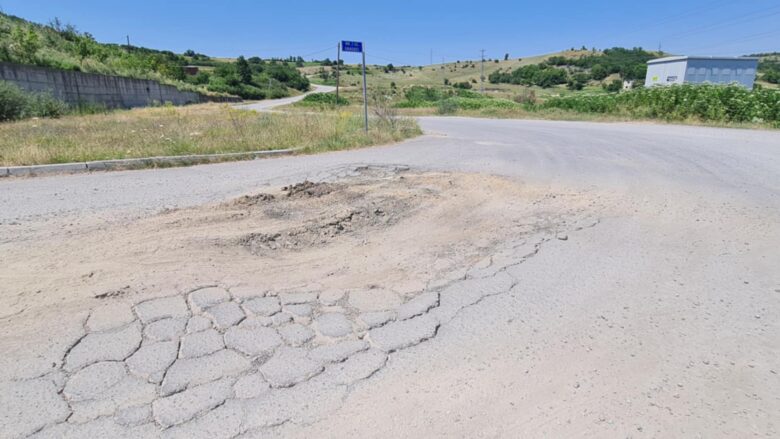 “Rrezikon të shkaktojë aksidente”, qytetari nga Kamenica ankohet për një gropë në mes të një kryqëzimi