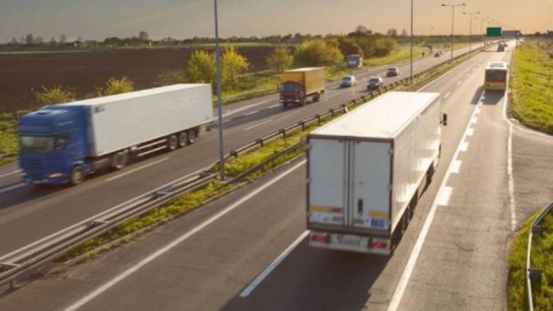 OEK-ja ashpër Qeverisë pasi ndaloi qarkullimin e automjeteve të transportit të mallrave me peshë mbi 7.5 tonë