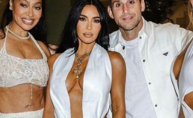 Kim Kardashian vesh një ansambël të guximshëm, në një festë për Ditën e Pavarësisë