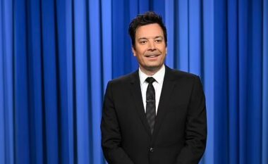 Jimmy Fallon feston me krenari episodin e tij të 2000-të të The Tonight Show