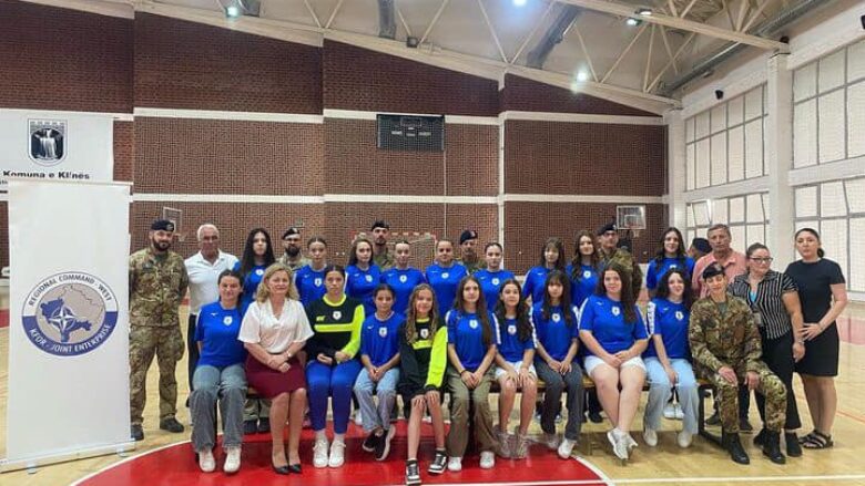 KFOR-i italian i dhuron paisje sportive klubit hendbollistik për femra “Dukagjini”