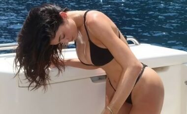 Kylie Jenner tregon fizikun e saj të jashtëzakonshëm, teksa pozon me bikini të zeza
