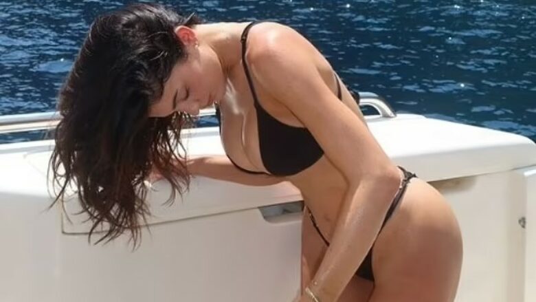 Kylie Jenner tregon fizikun e saj të jashtëzakonshëm, teksa pozon me bikini të zeza