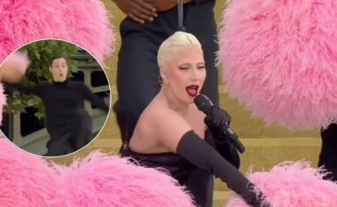 Momenti kur kërcimtari mbështetës i Lady Gaga bie nga skena gjatë performancës së ceremonisë së hapjes së Lojërave Olimpike