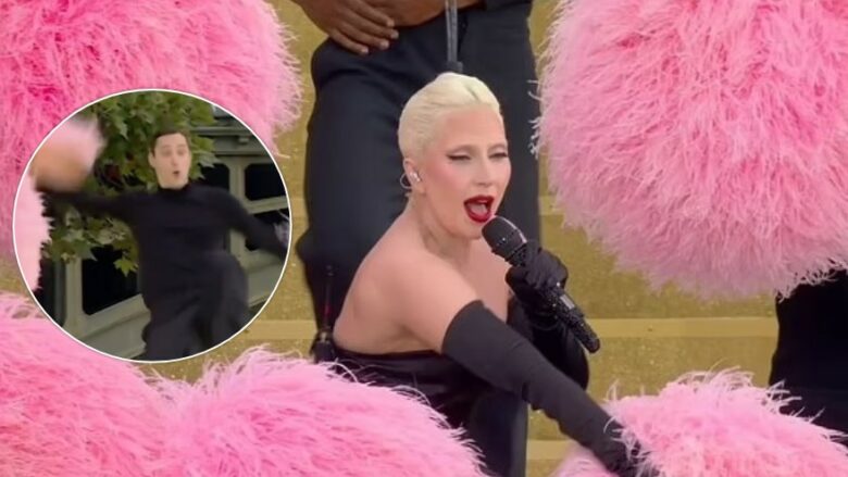 Momenti kur kërcimtari mbështetës i Lady Gaga bie nga skena, gjatë performancës së ceremonisë së hapjes së Lojërave Olimpike
