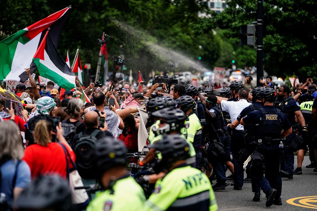 Protesta kundër vizitës së Netanyahut në Uashington - policia hedh gaz lotsjellës ndaj protestuesve