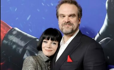 Lily Allen zbulon se u largua herët nga një shfaqje, për të kryer marrëdhënie me bashkëshortin David Harbour