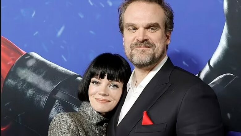 Lily Allen zbulon se u largua herët nga një shfaqje, për të kryer marrëdhënie me bashkëshortin David Harbour