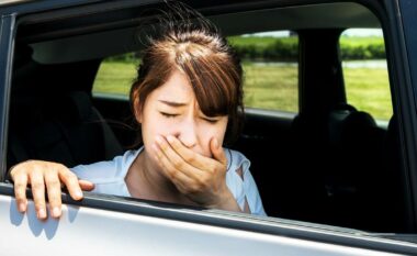 A e dini se çfarë saktësisht shkakton të përziera gjatë vozitjes?