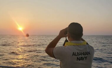 Peleshi: Anija “Oriku” shpëtoi një gomone me 20 persona në bord