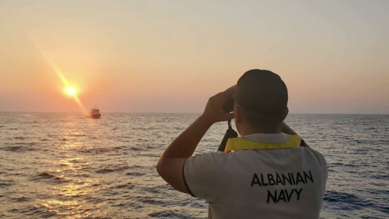 Peleshi: Anija “Oriku” shpëtoi një gomone me 20 persona në bord