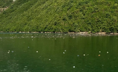 Ndotja në liqenin e Komanit shqetësuese, KESH kryen pastrime por banorët përreth hedhin mbeturinat nëpër përrenj