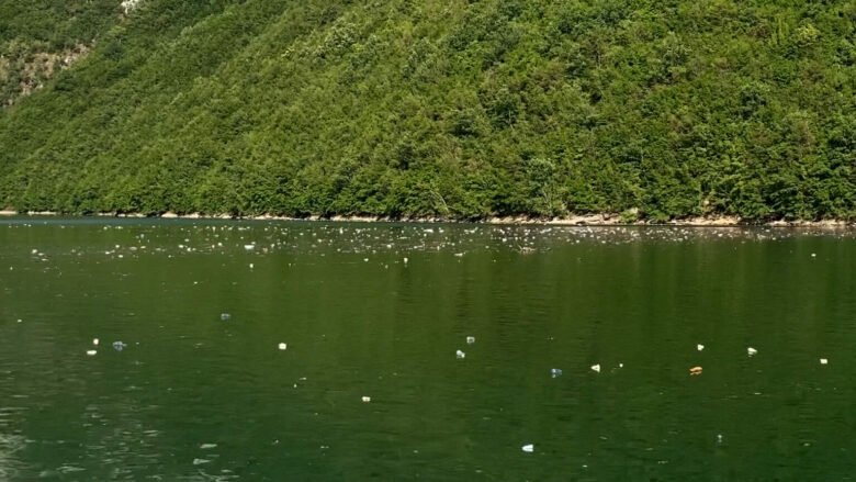 Ndotja në liqenin e Komanit shqetësuese, KESH kryen pastrime por banorët përreth hedhin mbeturinat nëpër përrenj